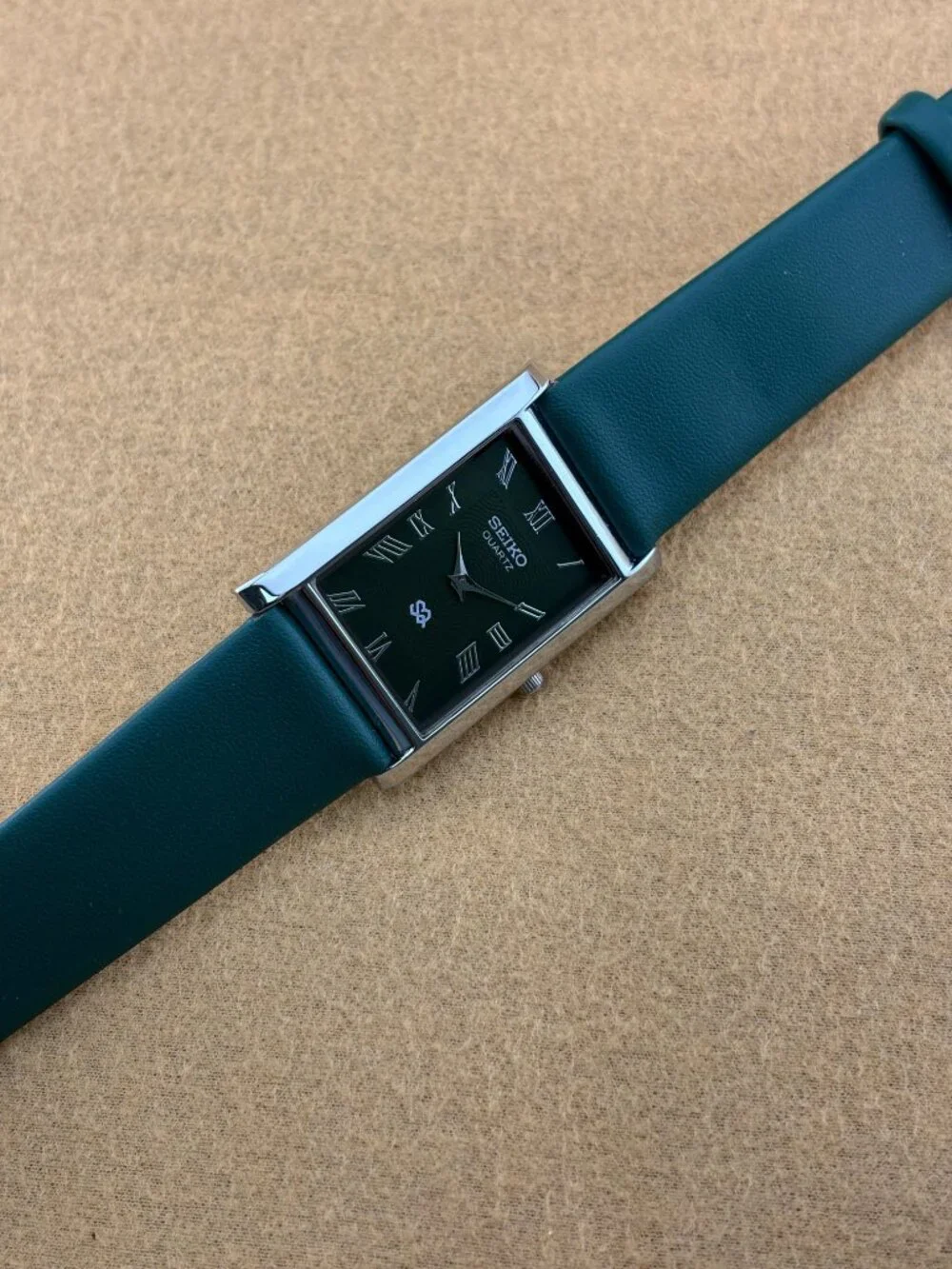 OLIVE GREEN SILVER VINTAGE Seiko slim Quartz men's wristwatch